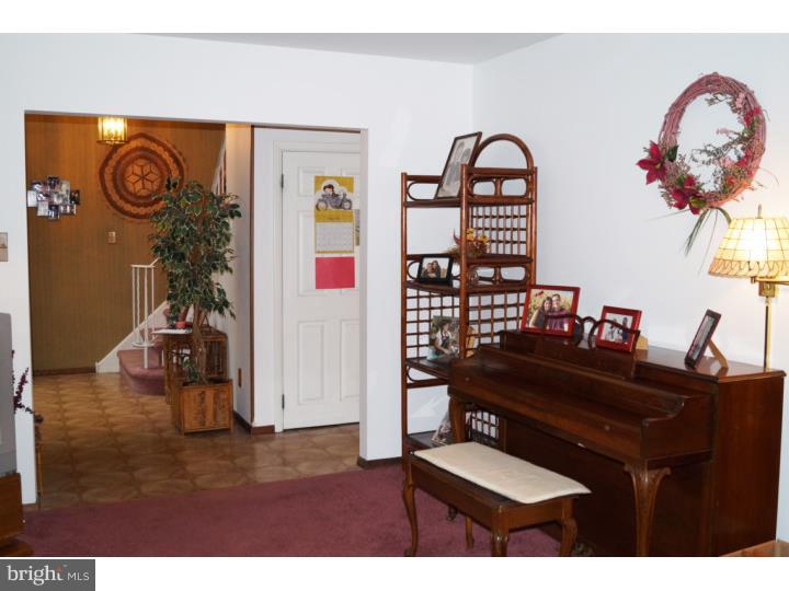 205 Kent Drive Exton, PA 19341 - Photo 4 of 17 Living Room