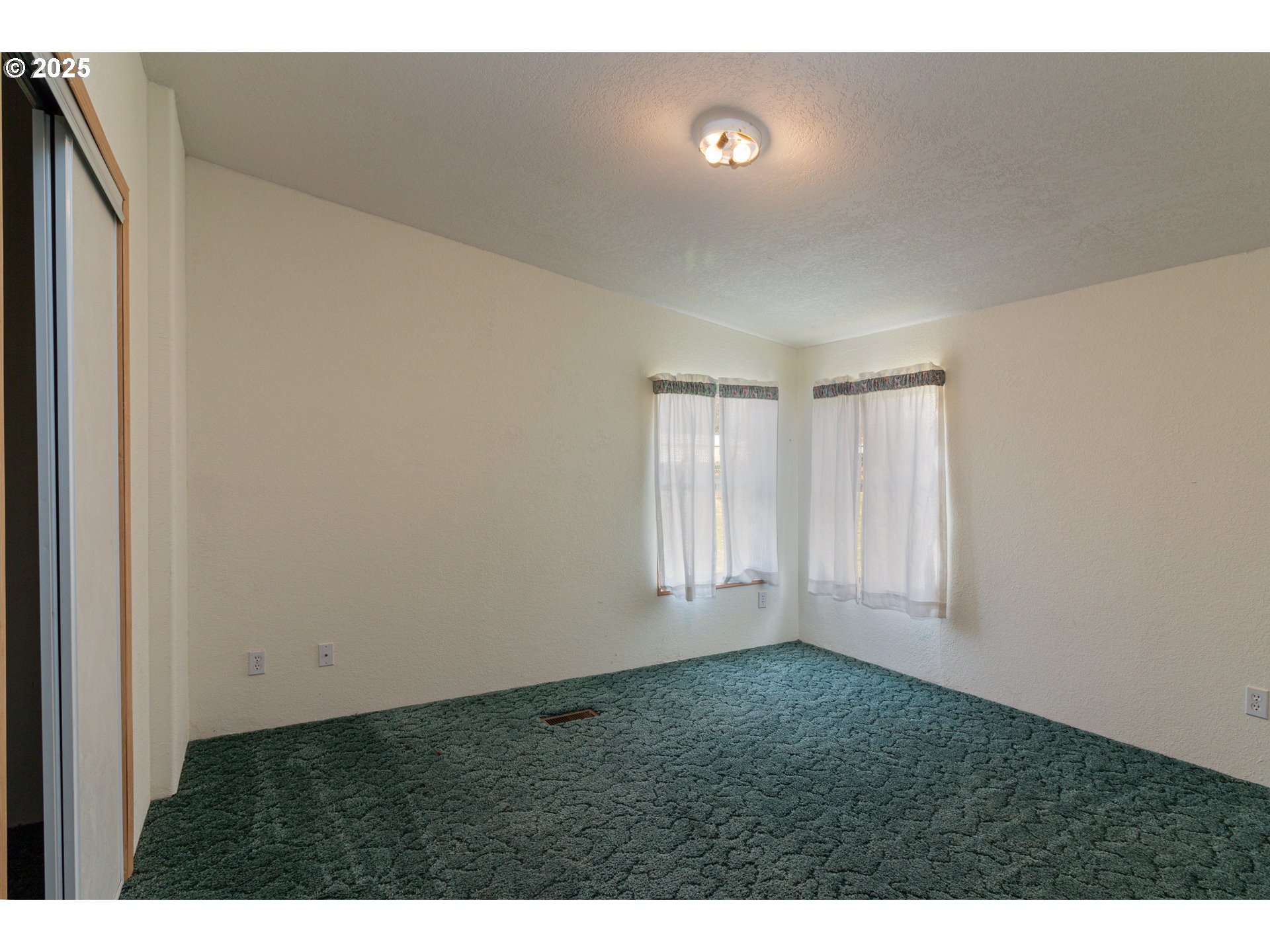 30683 Spring Court Hermiston, OR 97838 - Photo 13 of 29 a view of an empty room with a window