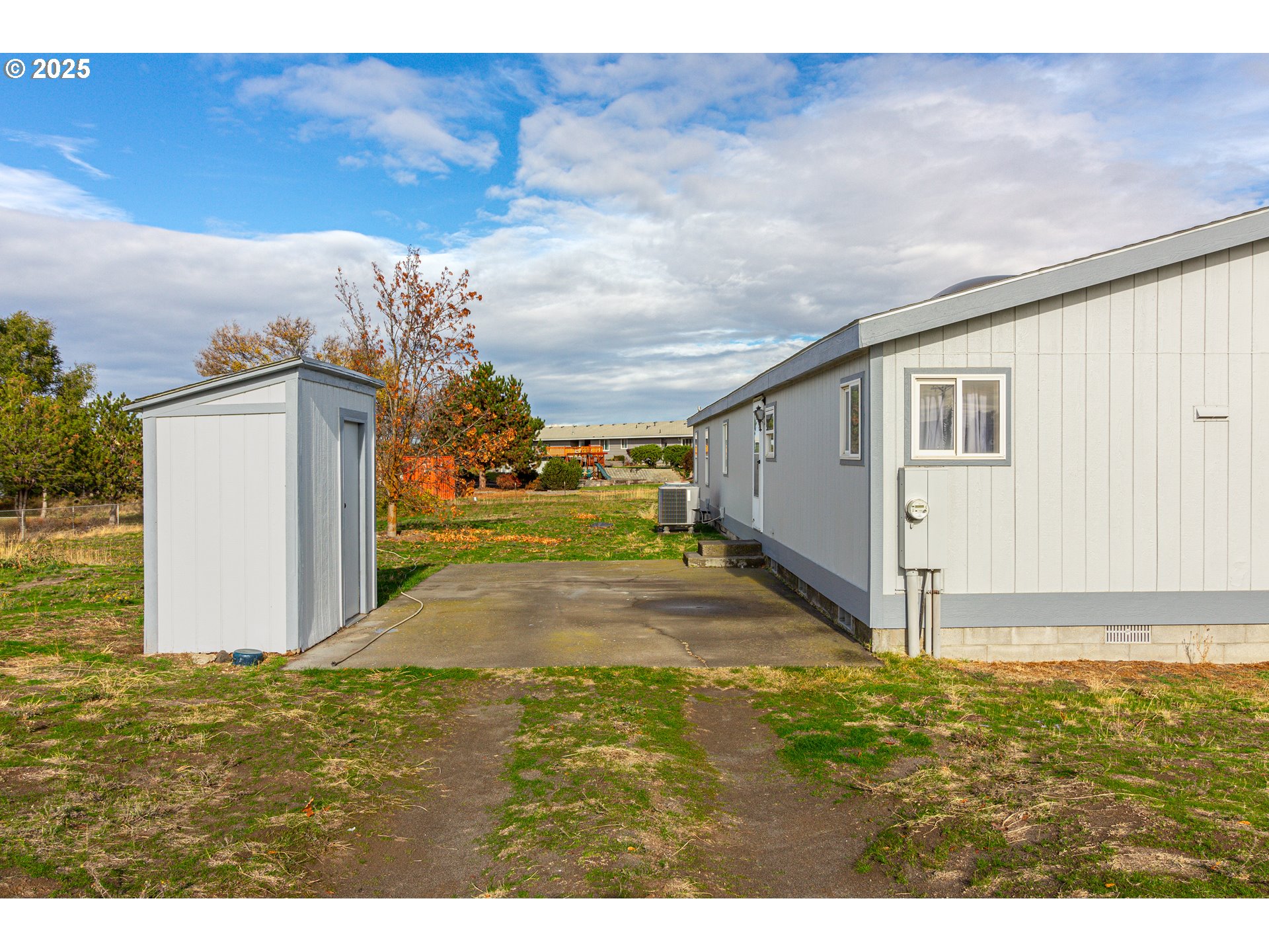 30683 Spring Court Hermiston, OR 97838 - Photo 26 of 29 a view of a backyard of the house