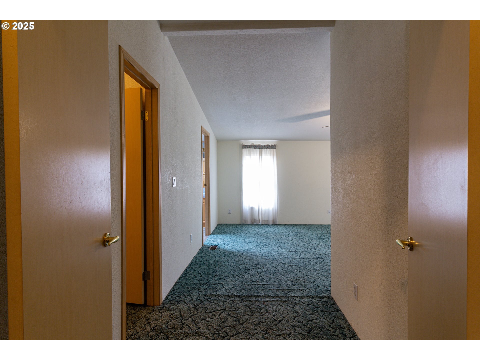 30683 Spring Court Hermiston, OR 97838 - Photo 6 of 29 a view of an empty room with windows