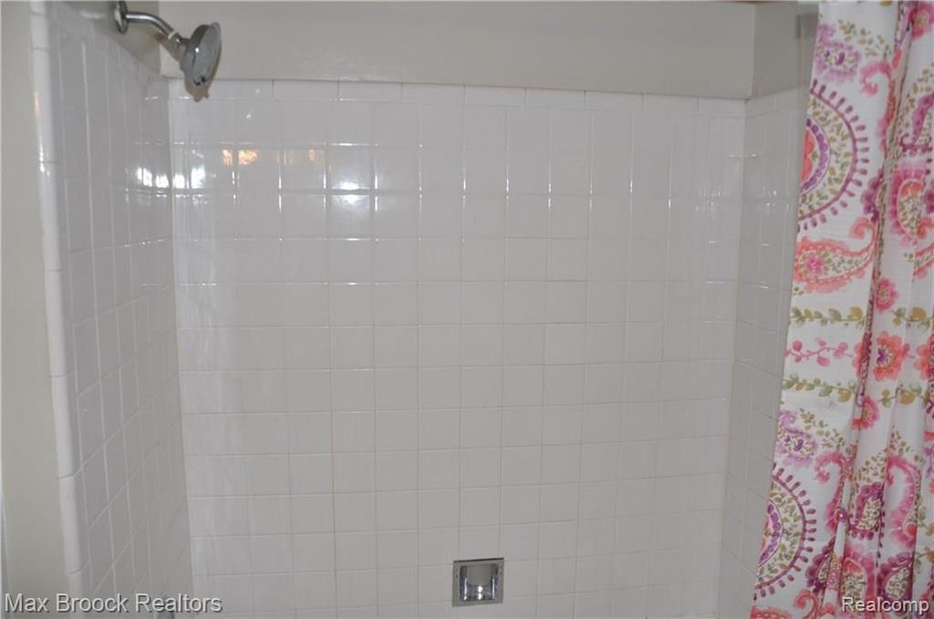 4905 Crooks Road Royal Oak, MI 48073 - Photo 10 of 17
