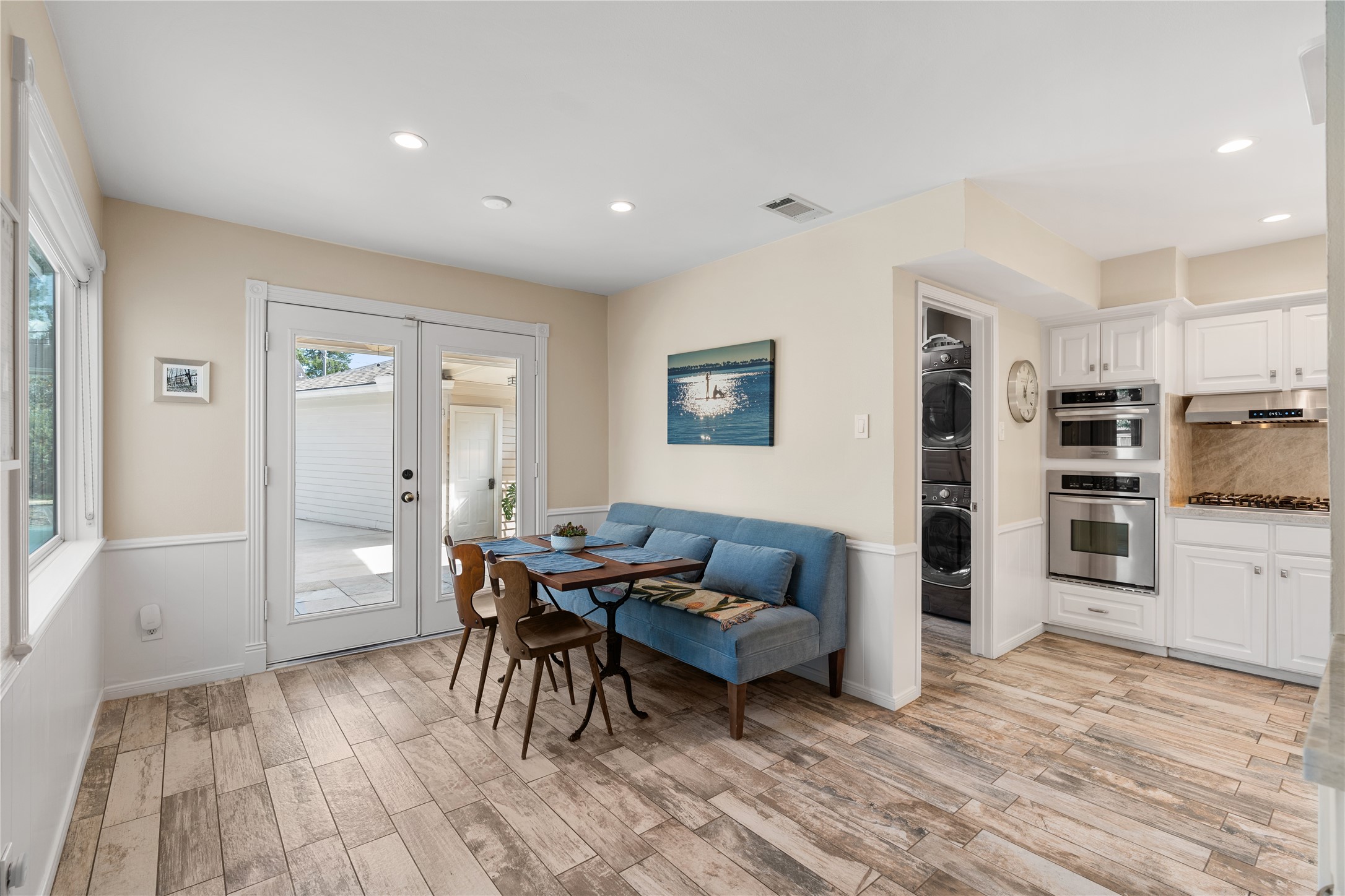 14219 Apple Tree Road Houston, TX 77079 - Photo 11 of 33 Breakfast room.