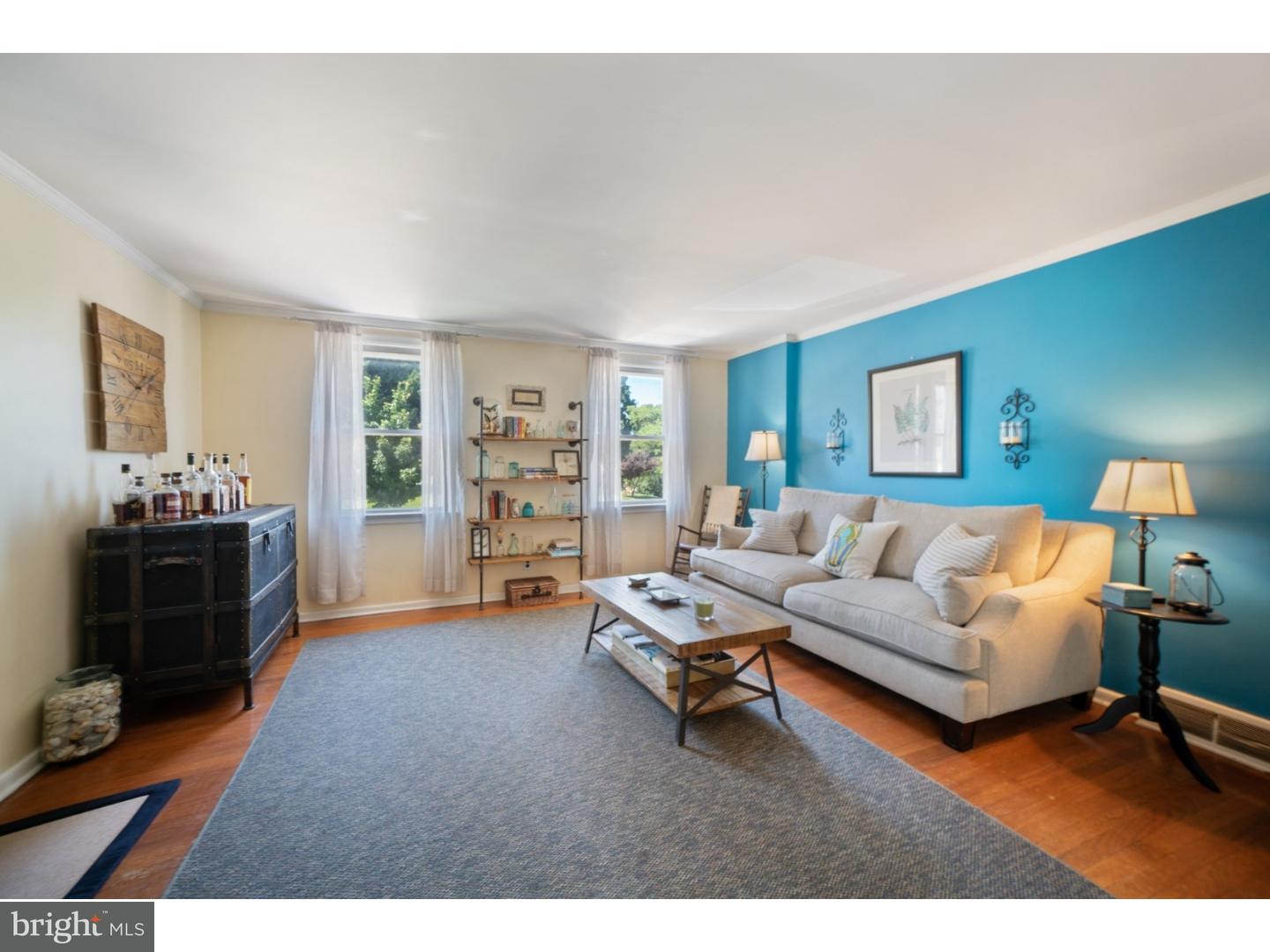 549 Overlook Road Philadelphia, PA 19128 - Photo 5 of 24 Living Room