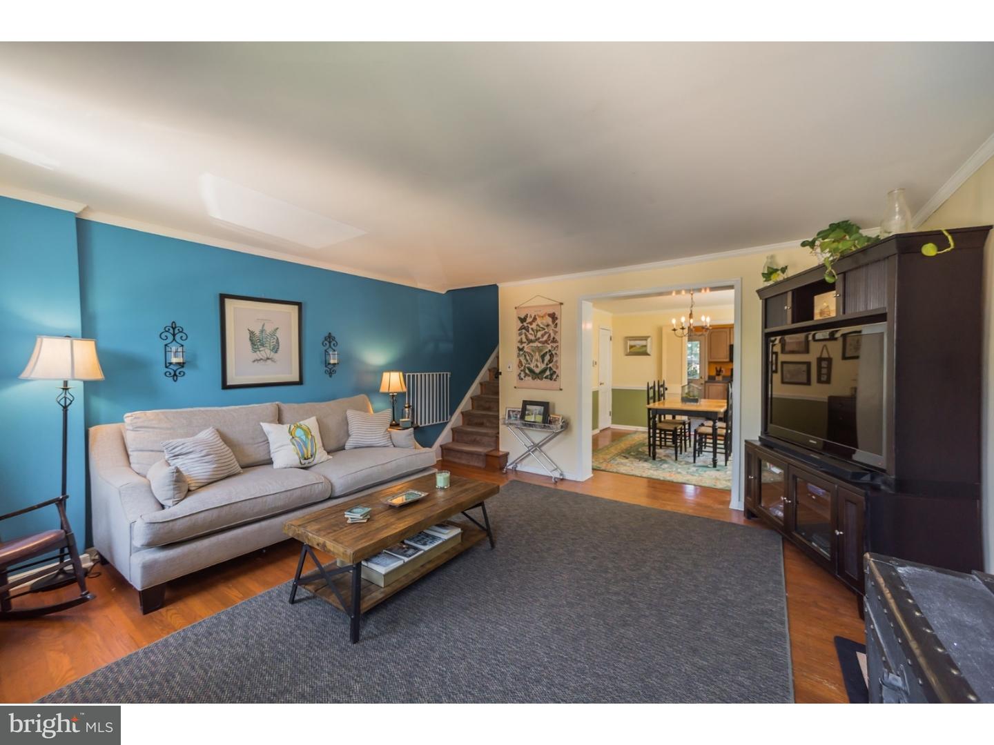 549 Overlook Road Philadelphia, PA 19128 - Photo 6 of 24 Living Room