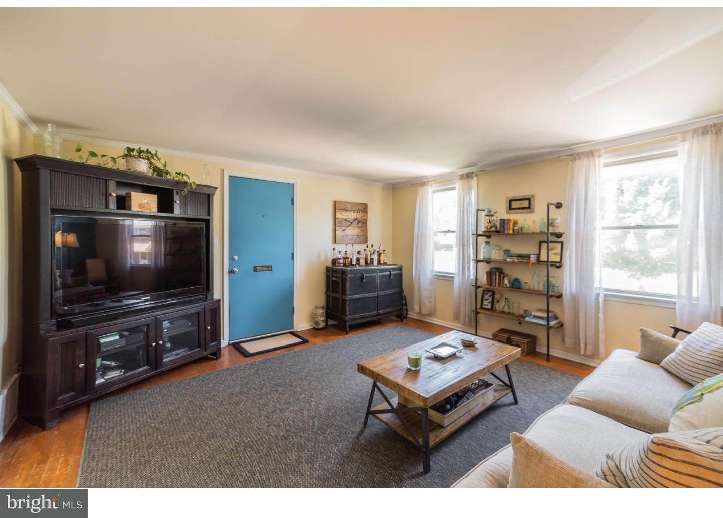 549 Overlook Road Philadelphia, PA 19128 - Photo 7 of 24 Living Room