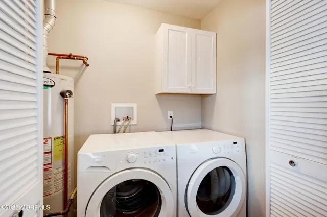 a view of entryway with washer and dryer