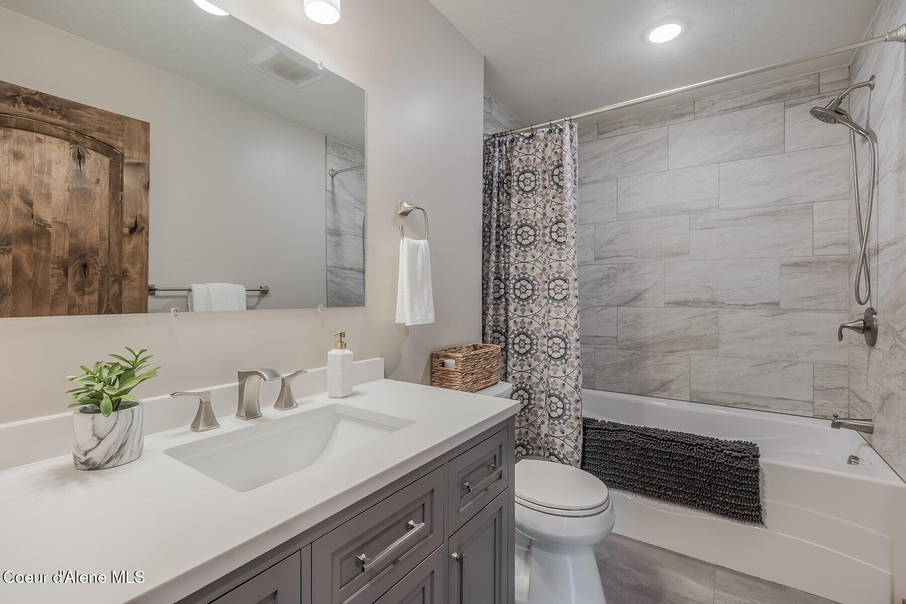 521 Magpie Lane Sandpoint, ID 83864 - Photo 30 of 84 Main Level Full Bathroom