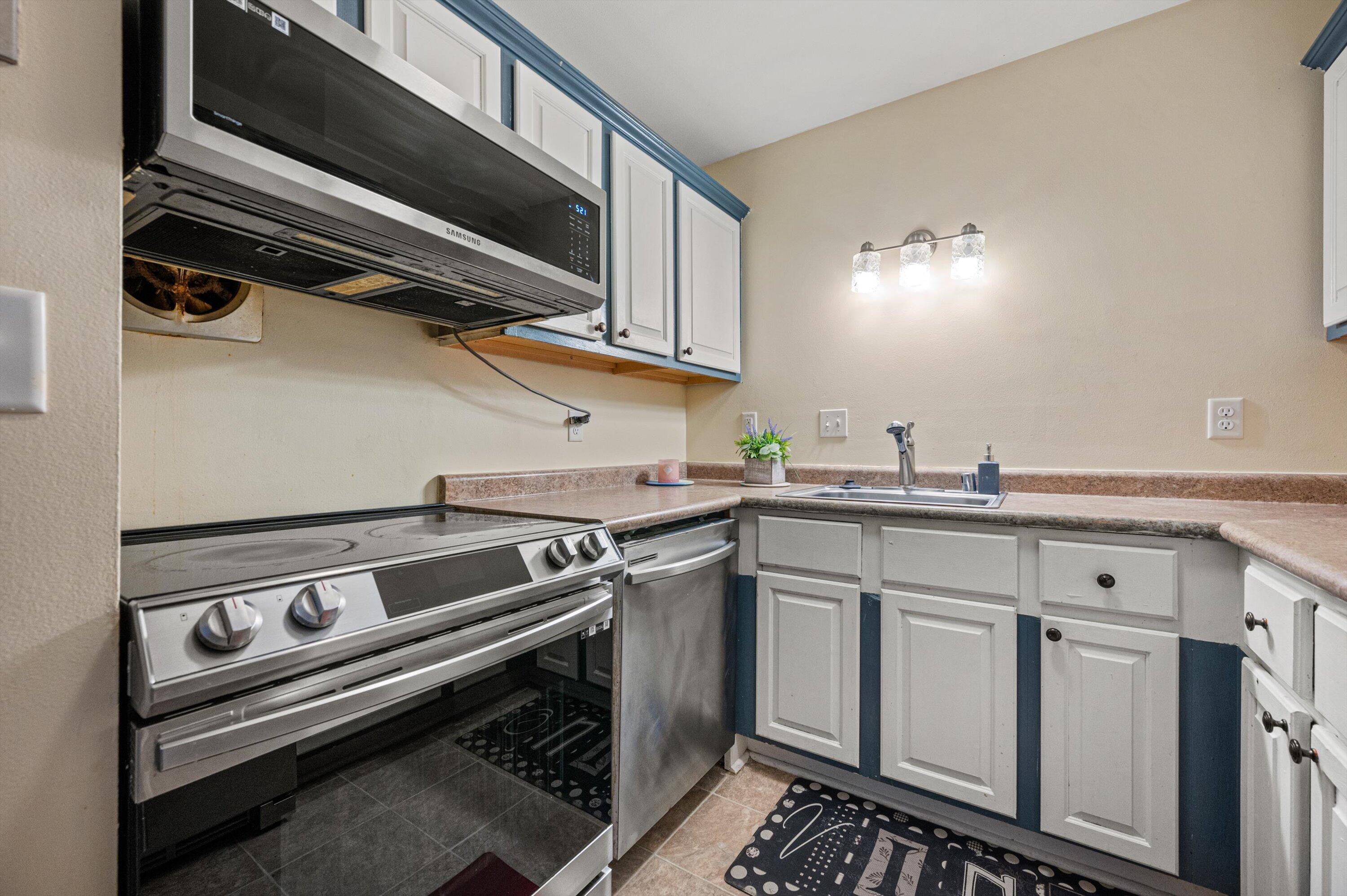 7911 South 68th Street, Unit 102 Franklin, WI 53132 - Photo 5 of 24 Kitchen
