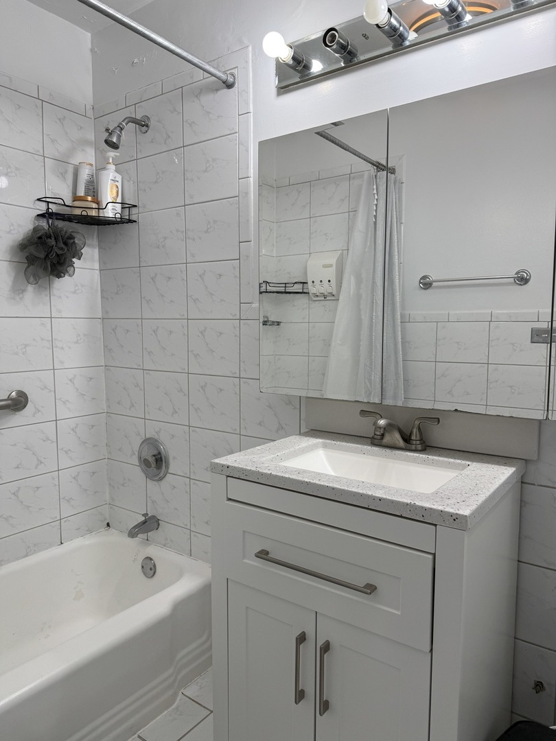 6301 North Sheridan Road, Unit 9M Chicago, IL 60660 - Photo 4 of 23