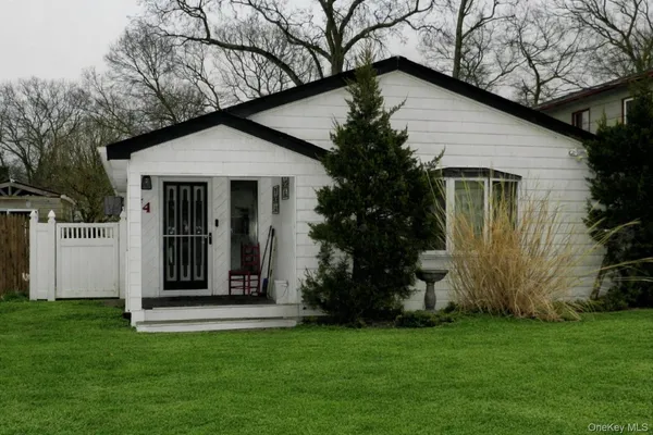 a view of a house with backyard and garden