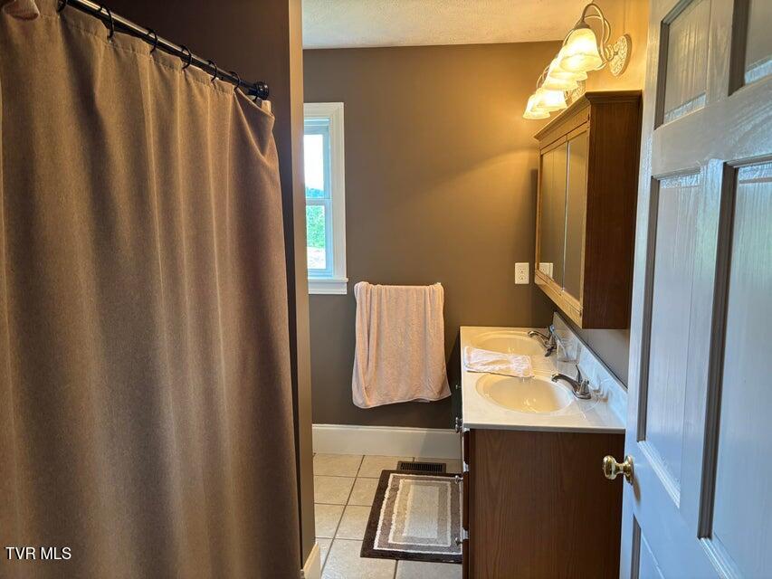 114 Robertson Creek Road Bulls Gap, TN 37711 - Photo 12 of 16 114 bth 1