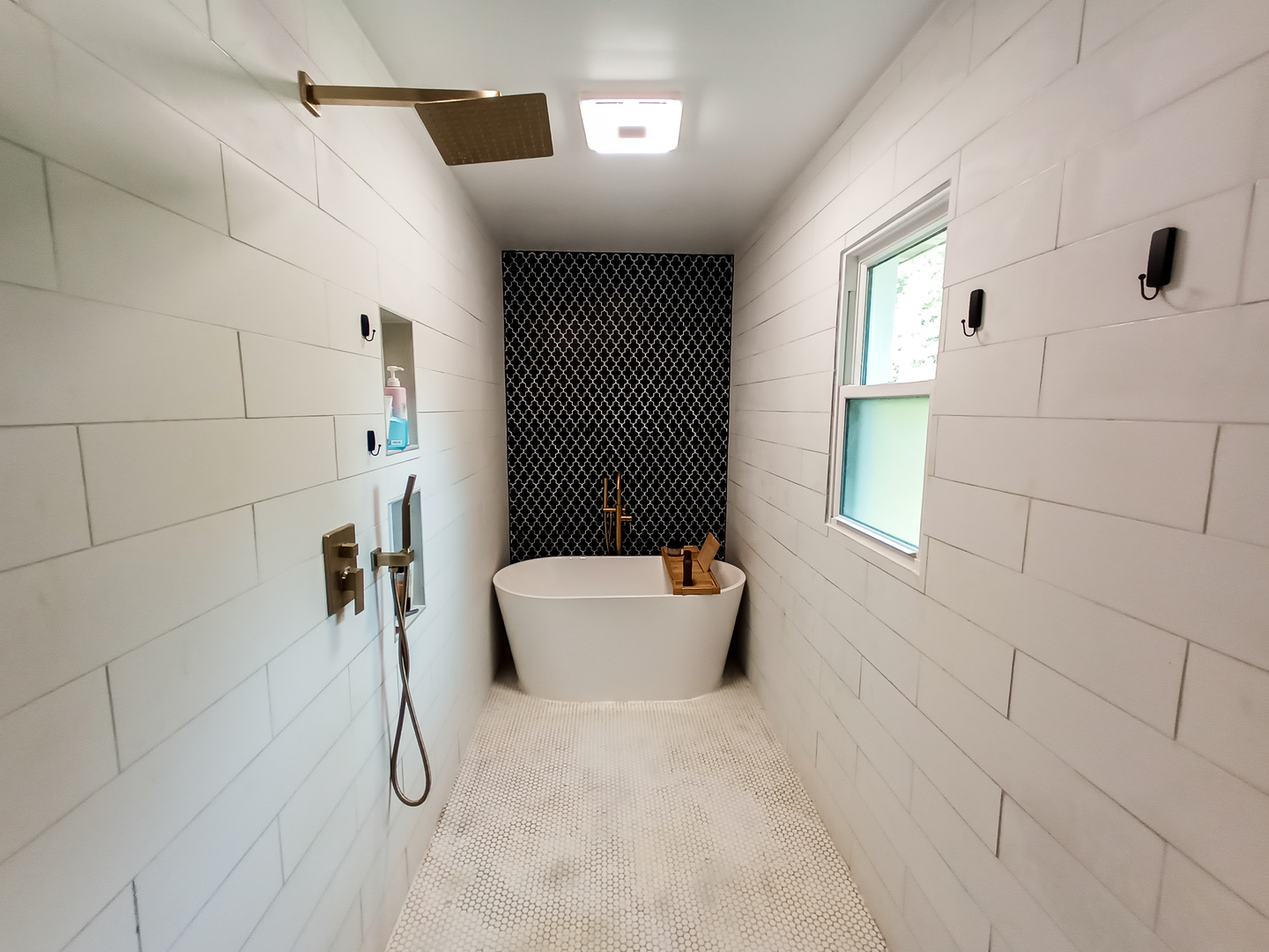 2771 East 1779th Road Ottawa, IL 61350 - Photo 17 of 36 a bathroom with a bathtub and window