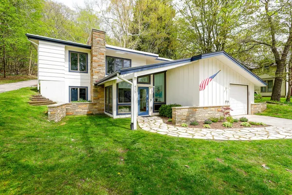 $1,200,000 | 413-415 Leelanau Avenue, Frankfort, MI 49635