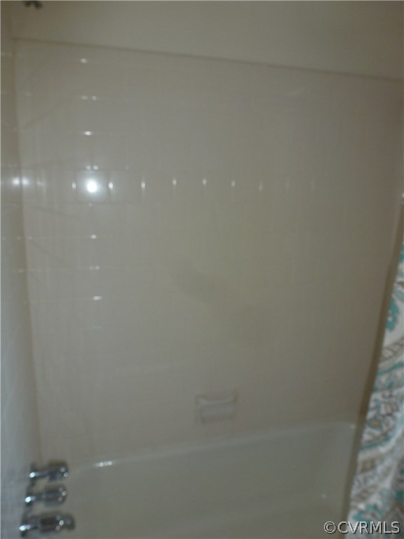 7408 Oak Ridge Street Henrico, VA 23294 - Photo 31 of 31 Very nice ceramic tile in bathtub.