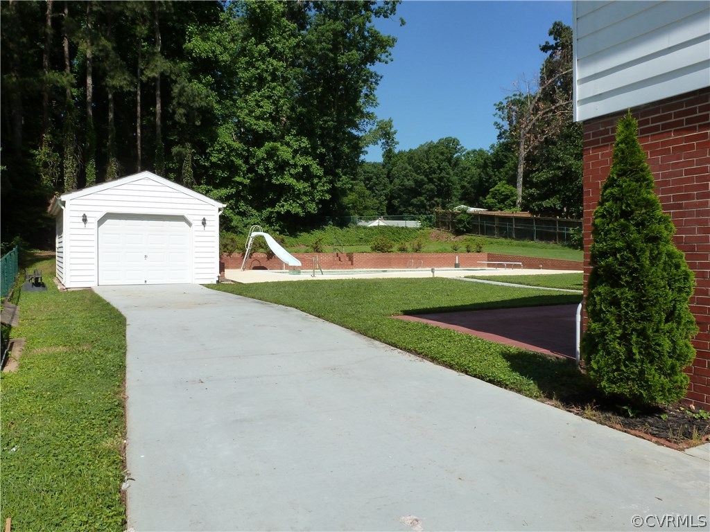7408 Oak Ridge Street Henrico, VA 23294 - Photo 6 of 31 Nice 1.5 Detached Garage, concrete driveway,fenced