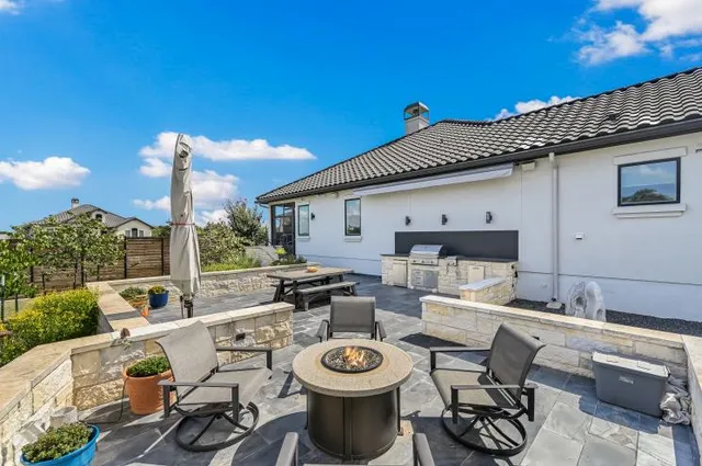 a view of a dinning table and chairs in the patio