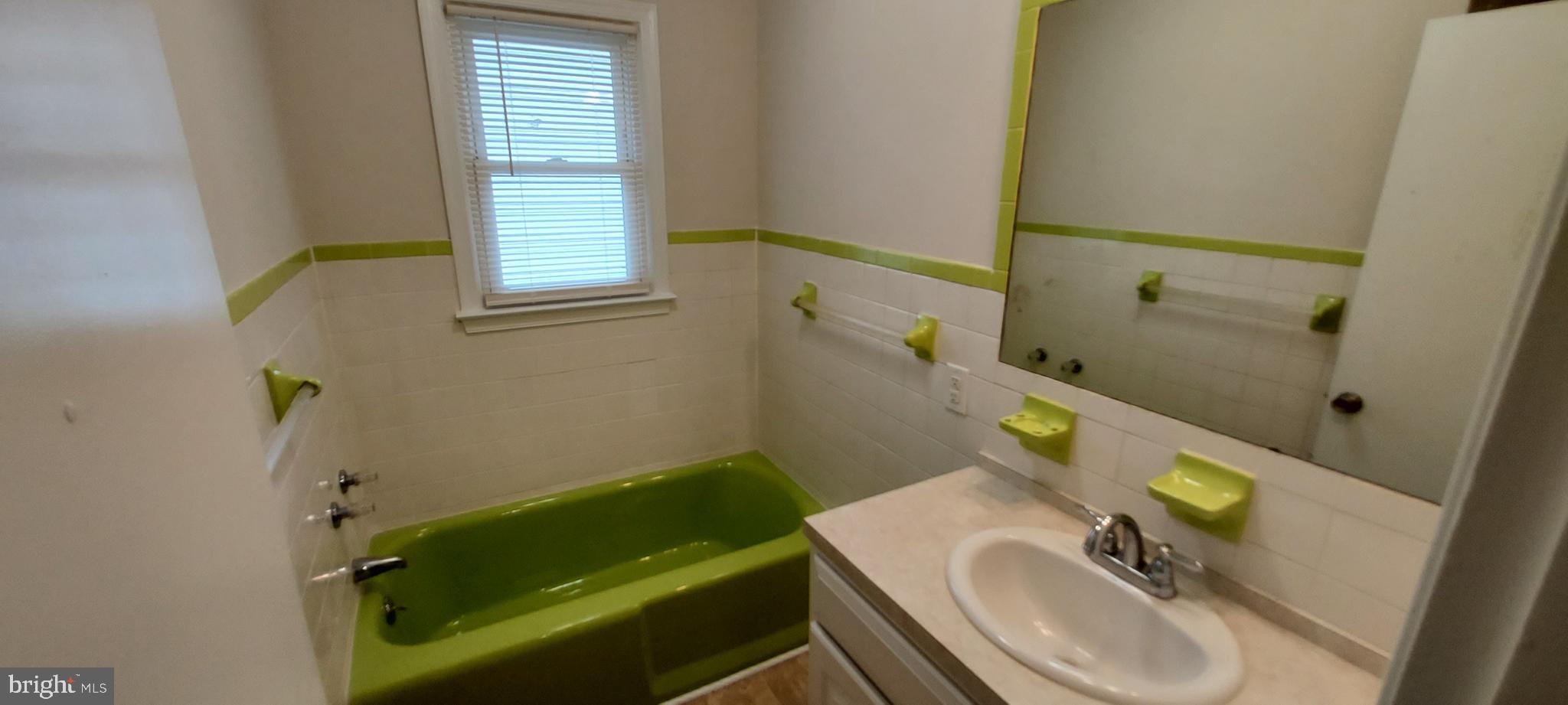 613 Overlook Street Culpeper, VA 22701 - Photo 12 of 15 Hall bath will take you back to the early 80s!