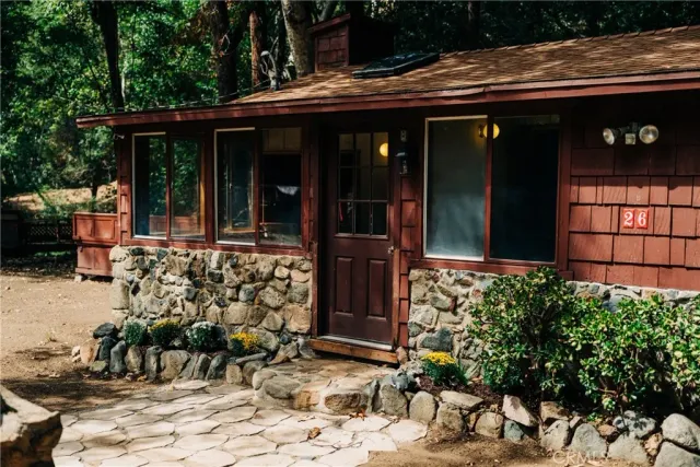 a view of a house with backyard and trees