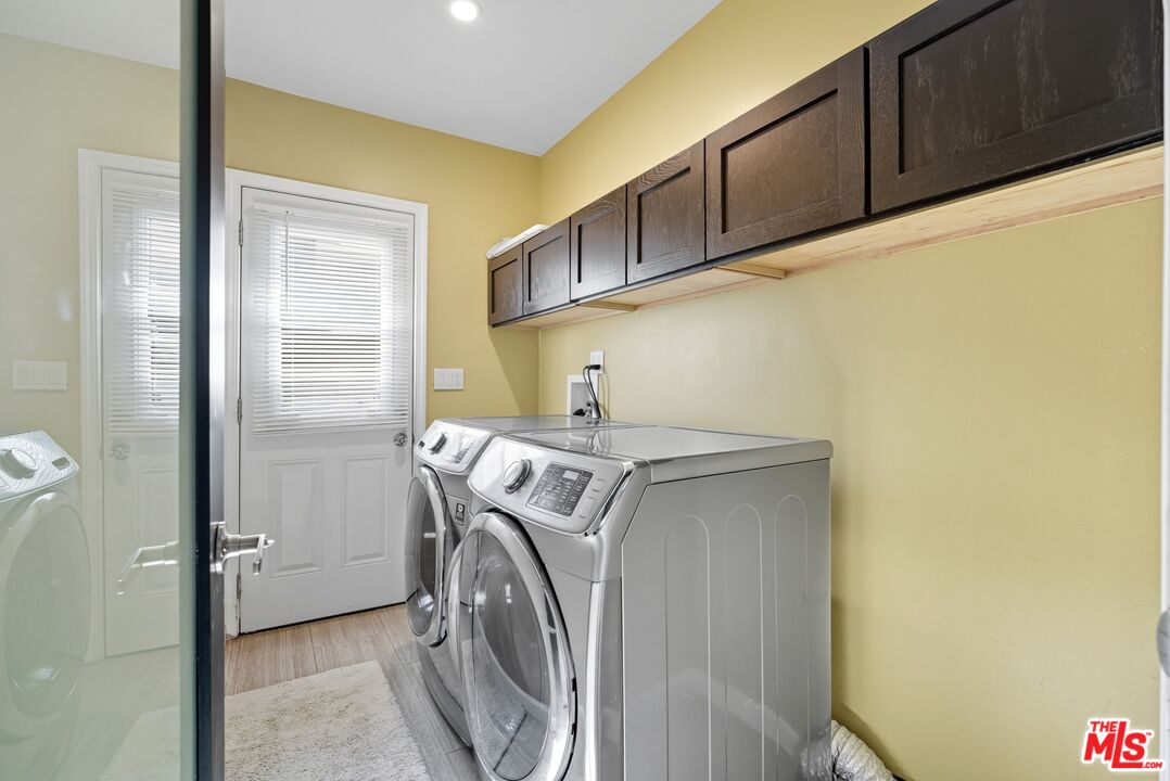 10915 Ayres Avenue Los Angeles, CA 90064 - Photo 18 of 51 a utility room with dryer and washer