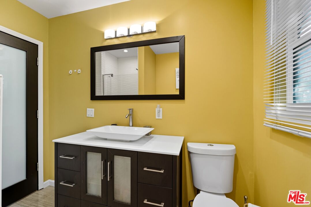 10915 Ayres Avenue Los Angeles, CA 90064 - Photo 20 of 51 a bathroom with a toilet sink and mirror