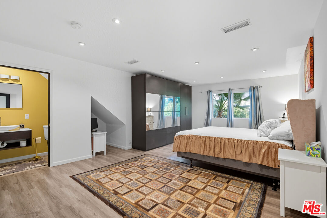 10915 Ayres Avenue Los Angeles, CA 90064 - Photo 21 of 51 a bedroom with a large bed and a window