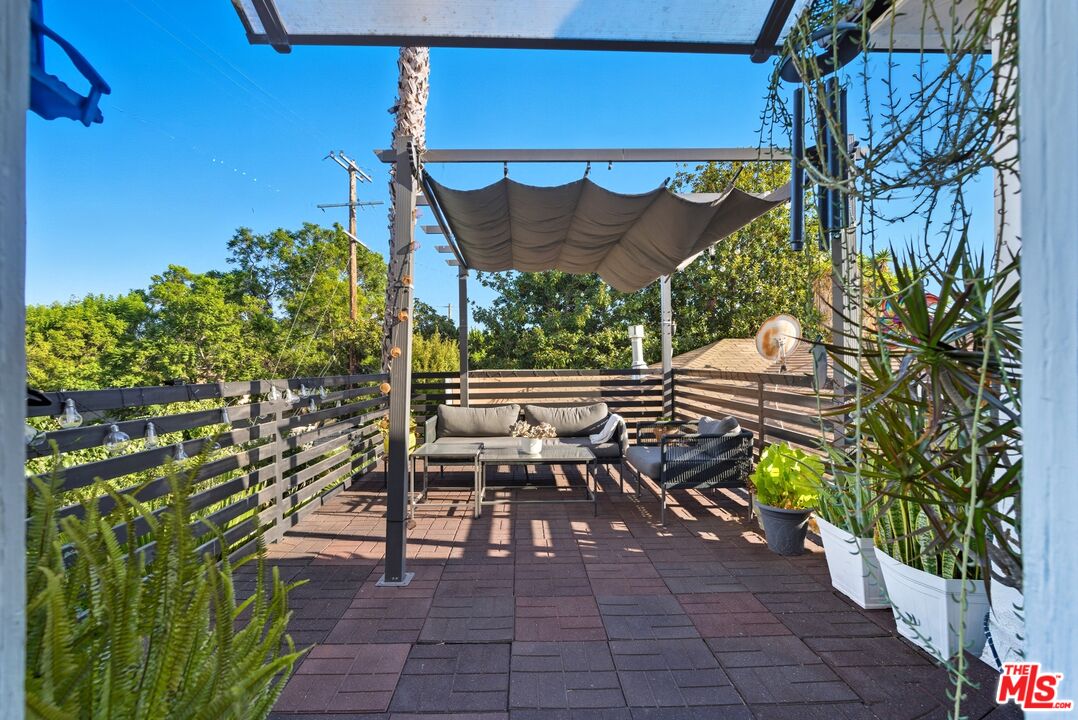10915 Ayres Avenue Los Angeles, CA 90064 - Photo 38 of 51 a view of a chairs and table in the patio