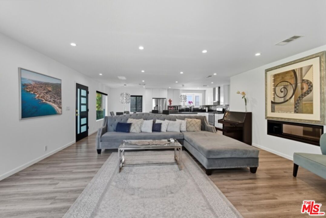 10915 Ayres Avenue Los Angeles, CA 90064 - Photo 5 of 51 a living room with furniture and kitchen view