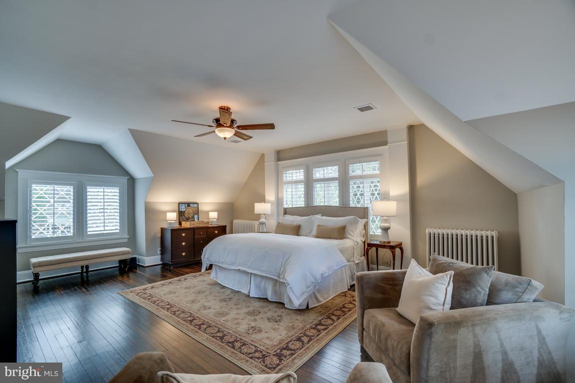 3405 North Glebe Road Arlington, VA 22207 - Photo 22 of 43 Owner's suite: Spacious with natural light
