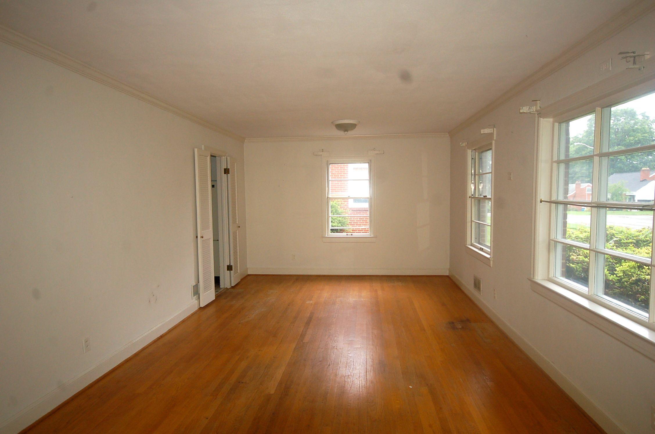 2361 Howard Road Southwest Roanoke, VA 24015 - Photo 3 of 24 LIVING ROOM
