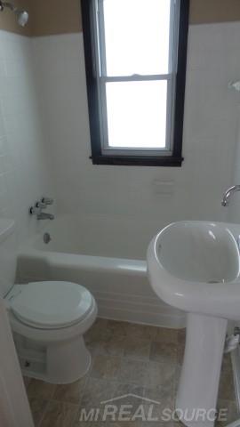 8515 Rivard Avenue Warren, MI 48089 - Photo 4 of 10