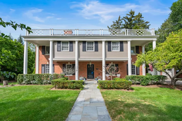 $1,800,000 | 912 Forest Glen Drive East, Winnetka, IL 60093