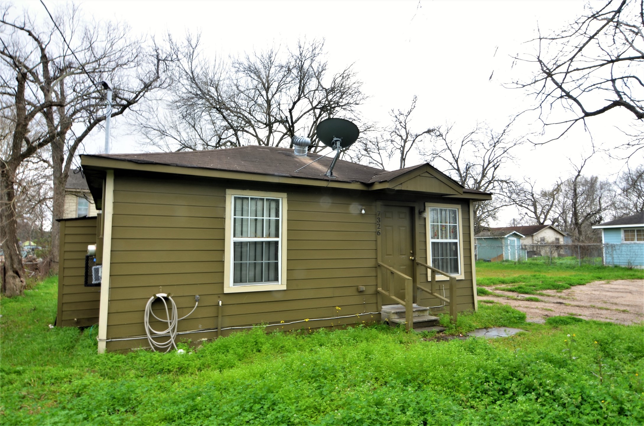 7326 Eagle Pass Street Houston, TX 77020 - Photo 3 of 26 a front view of a house with garden