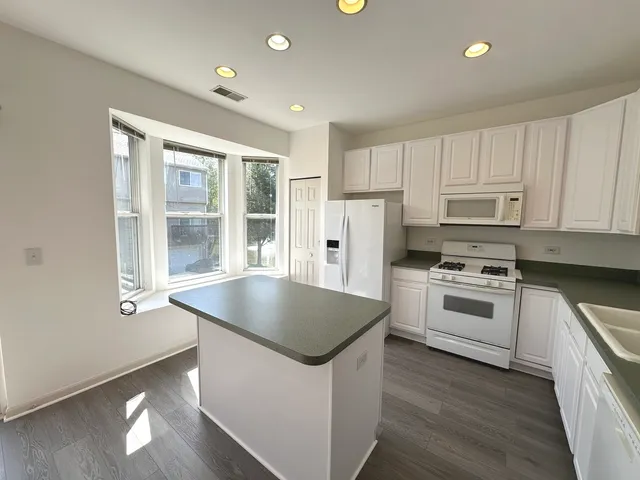 $2,600 | 31782 Pine View Boulevard, Lakemoor, IL 60051