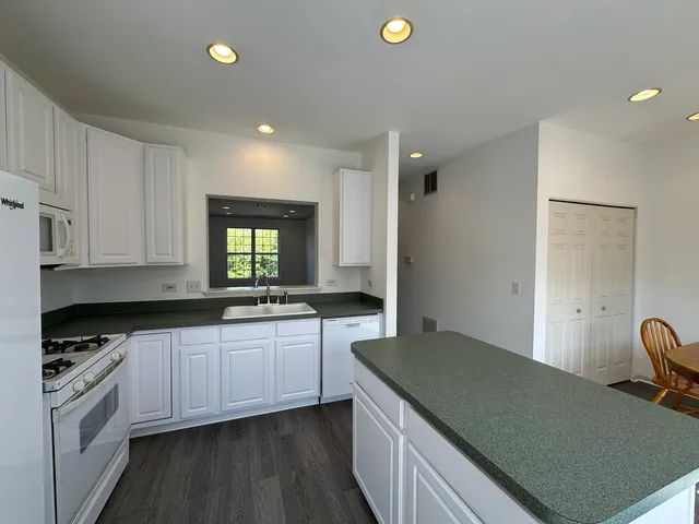 $2,600 | 31782 Pine View Boulevard, Lakemoor, IL 60051