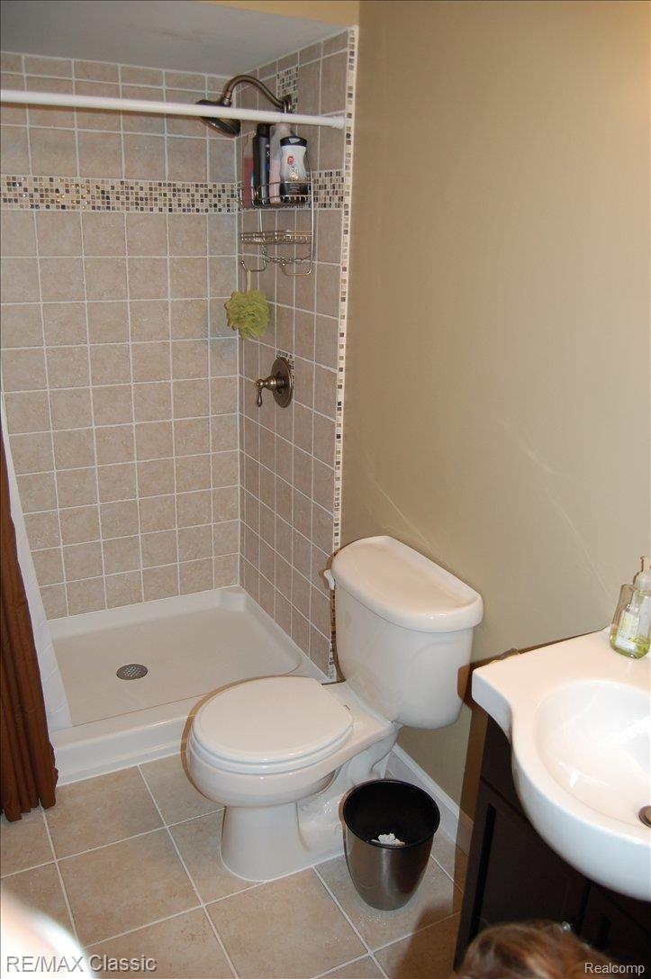3187 Doral Court Rochester, MI 48309 - Photo 14 of 22 Bathroom