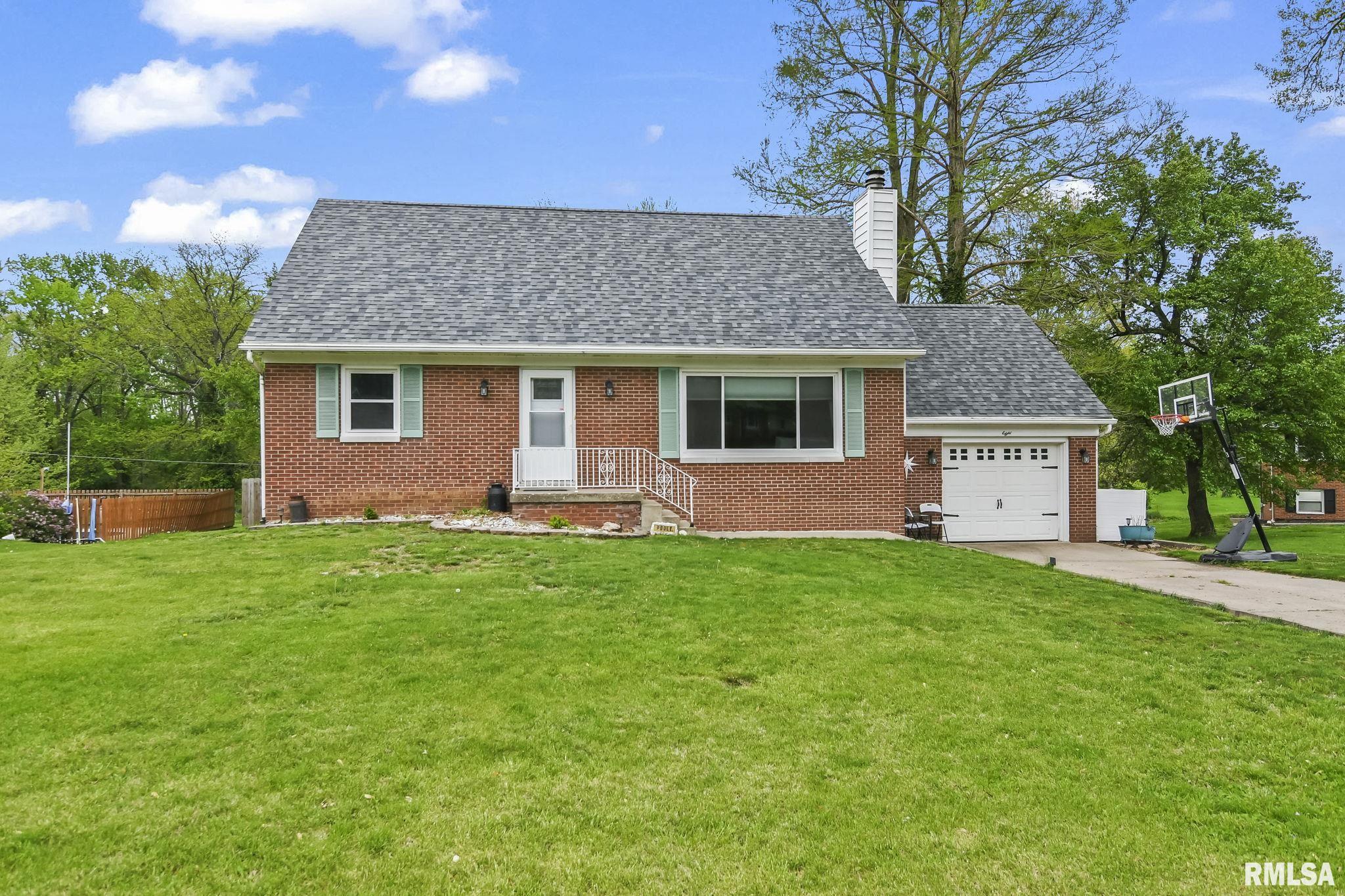 8 Circle Drive Rochester, IL 62563 - Photo 1 of 41