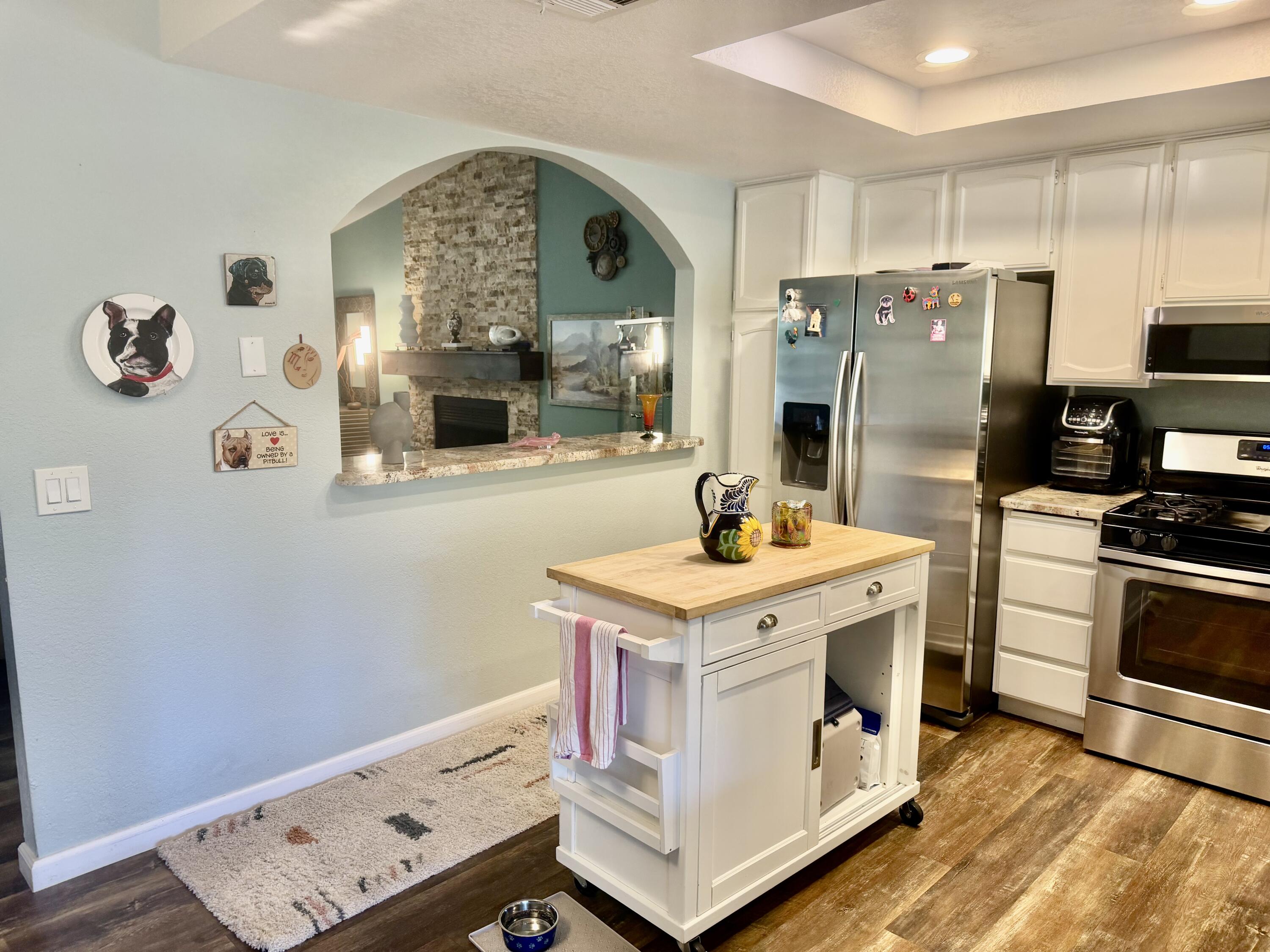 68110 Risueno Road Cathedral City, CA 92234 - Photo 7 of 29 Kitchen looking into livingroom
