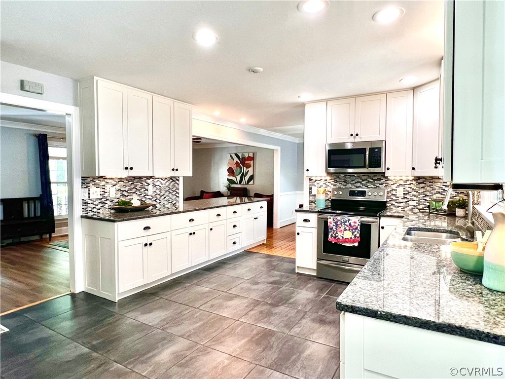 13604 Winterberry Ridge Midlothian, VA 23112 - Photo 6 of 50 a kitchen with stainless steel appliances granite countertop a stove a sink and a microwave