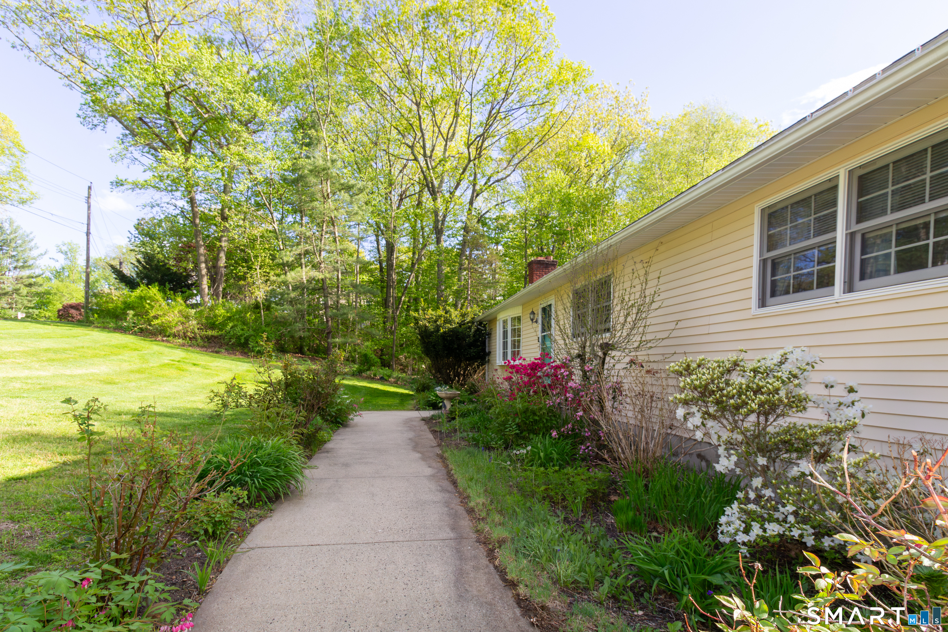 23 Button Road Shelton, CT 06484 - Photo 3 of 33