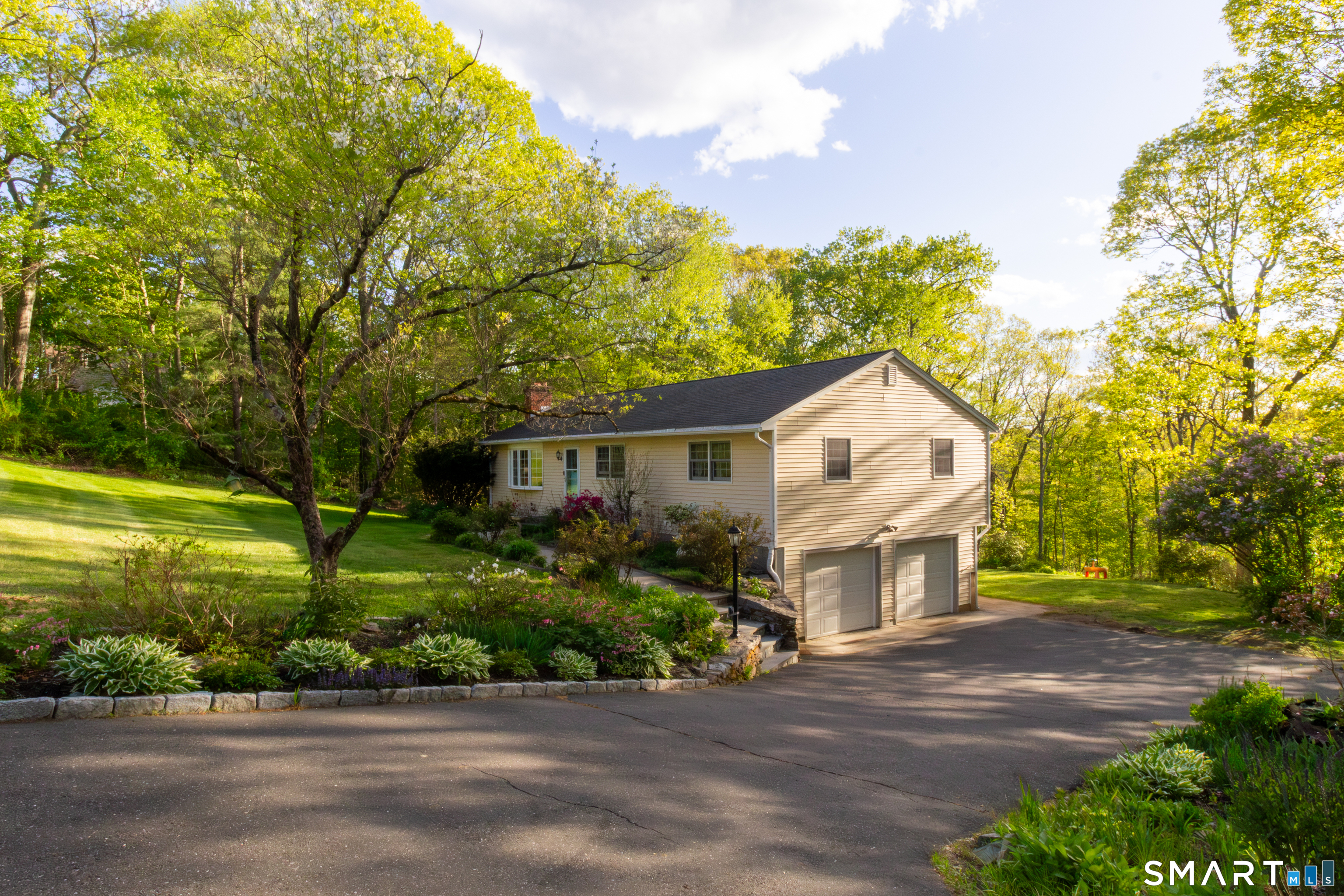 23 Button Road Shelton, CT 06484 - Photo 4 of 33
