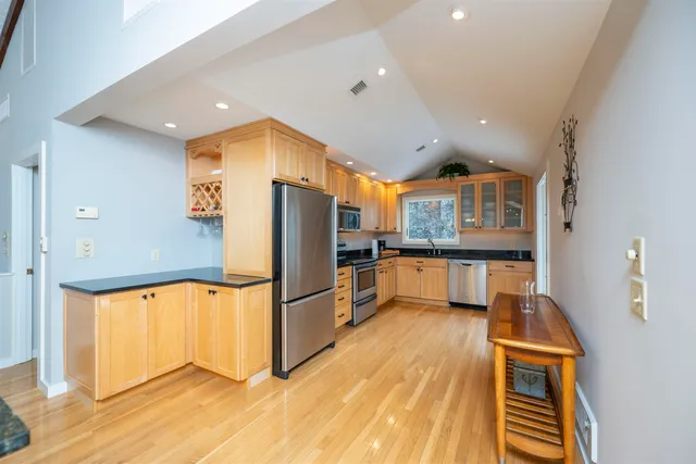 $525,000 | 235 Fox Lane, Hartford, VT 05059