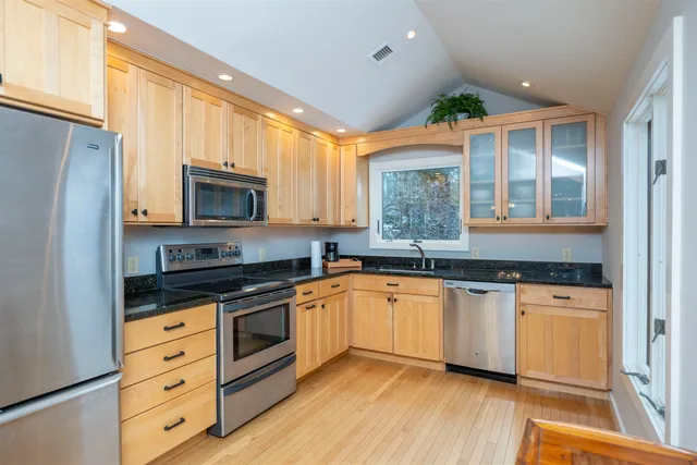 $525,000 | 235 Fox Lane, Hartford, VT 05059