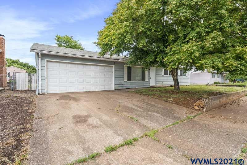 1121 Fabry Road Southeast Salem, OR 97306 - Photo 4 of 31 a view of a house with a outdoor space