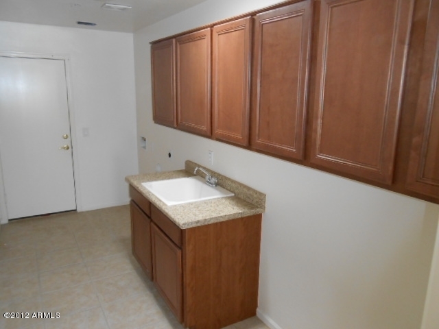 2110 West Caleb Road Phoenix, AZ 85085 - Photo 30 of 37 023-343595 laundry