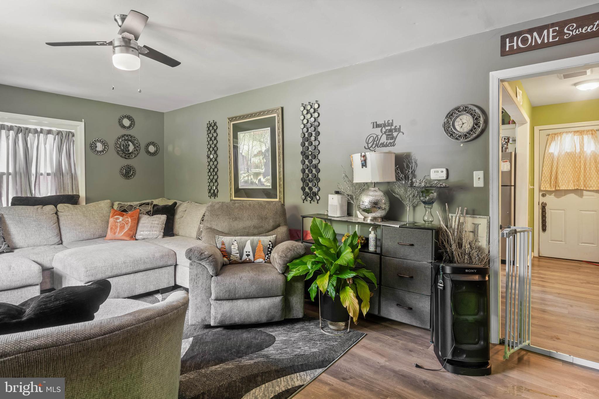32197 Johnson Road Salisbury, MD 21804 - Photo 4 of 23 a living room with furniture and wooden floor