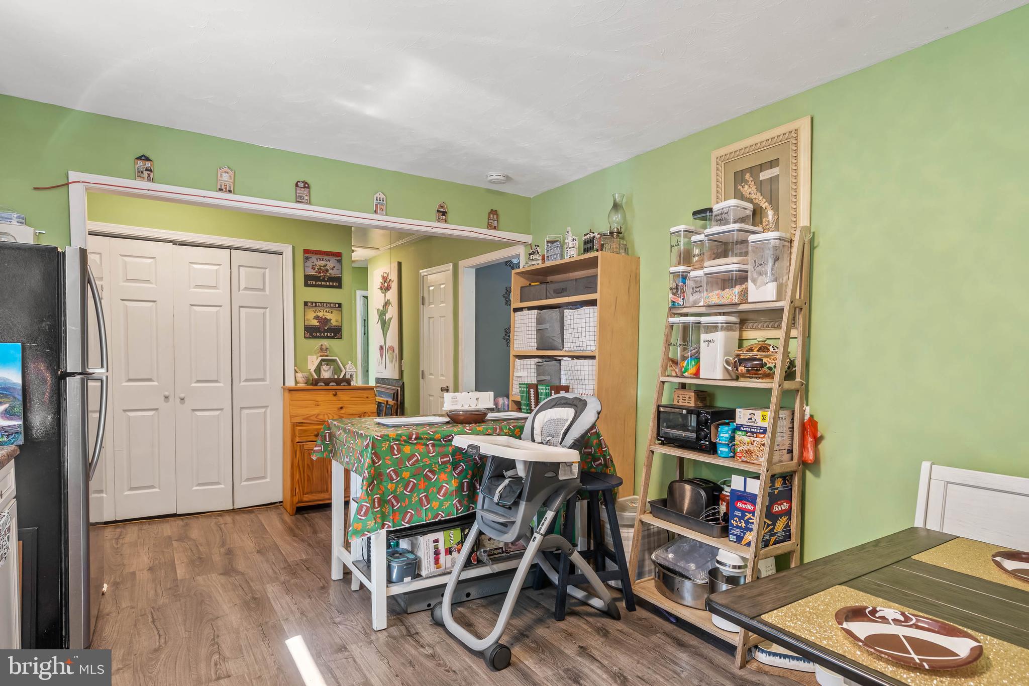 32197 Johnson Road Salisbury, MD 21804 - Photo 9 of 23 a room with furniture and a book shelf