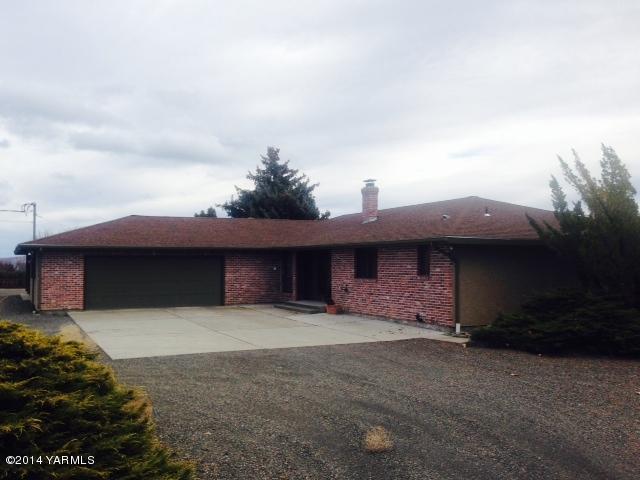 806 Estes Road Yakima, WA 98908 - Photo 1 of 12 a front view of a house with a yard and garage