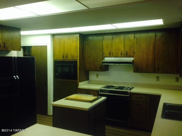 806 Estes Road Yakima, WA 98908 - Photo 2 of 12 a kitchen with a refrigerator and a sink