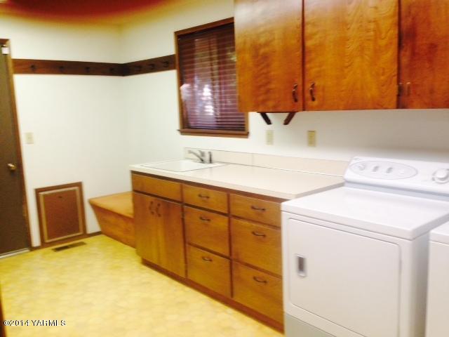 806 Estes Road Yakima, WA 98908 - Photo 3 of 12 a bathroom with a sink and a mirror