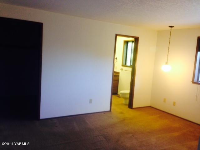 806 Estes Road Yakima, WA 98908 - Photo 5 of 12 a view of a room with closet